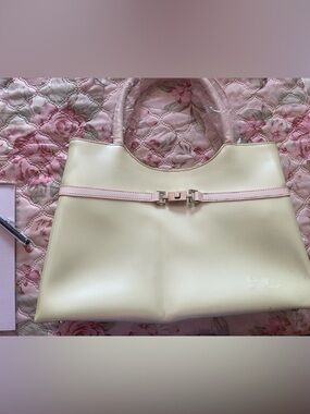 Beijo Light GreenTote with White Trim